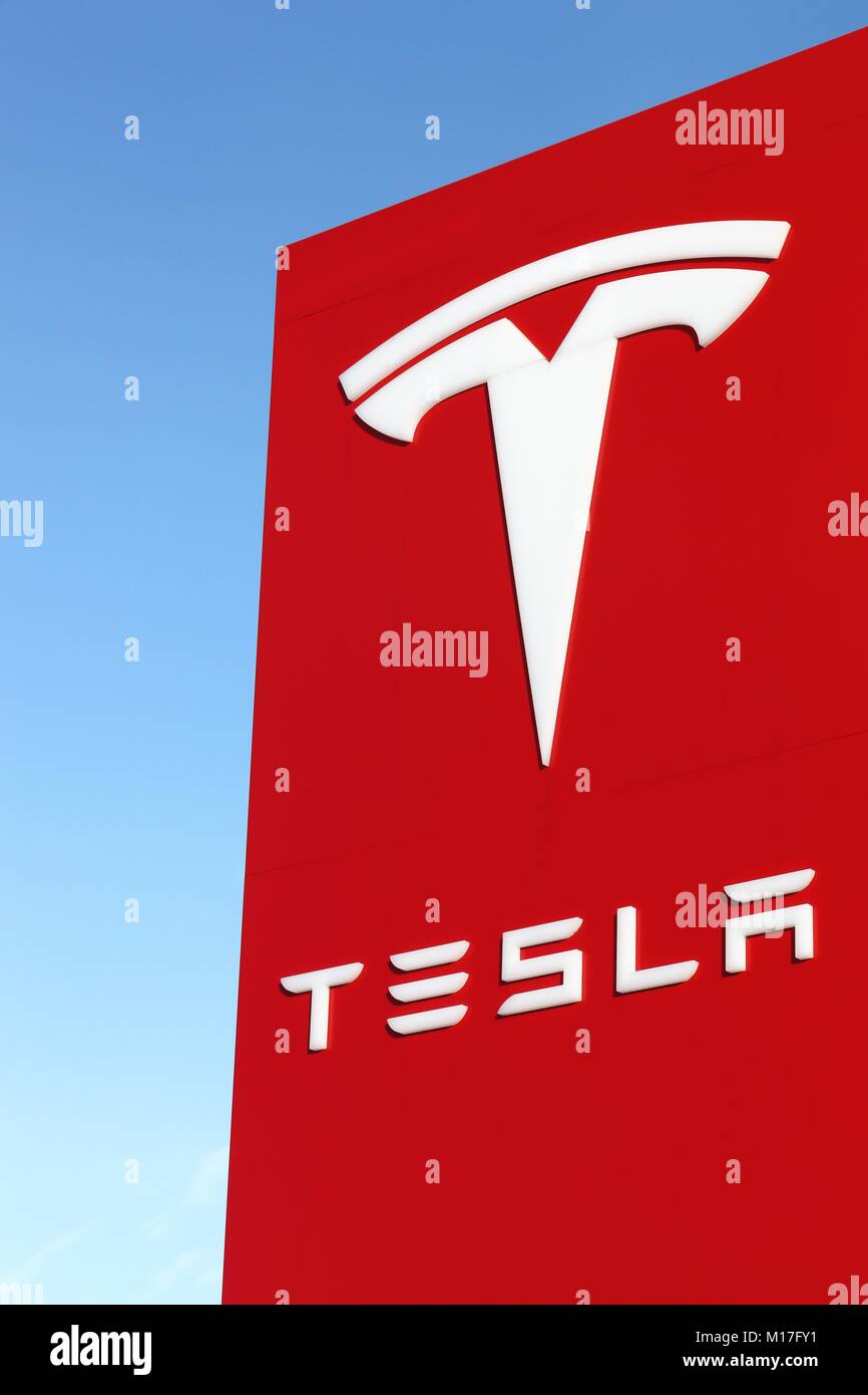 Tilst, Danimarca - 14 Febbraio 2016: Tesla logo su una parete. Tesla è un American automotive e energia società di storage Foto Stock