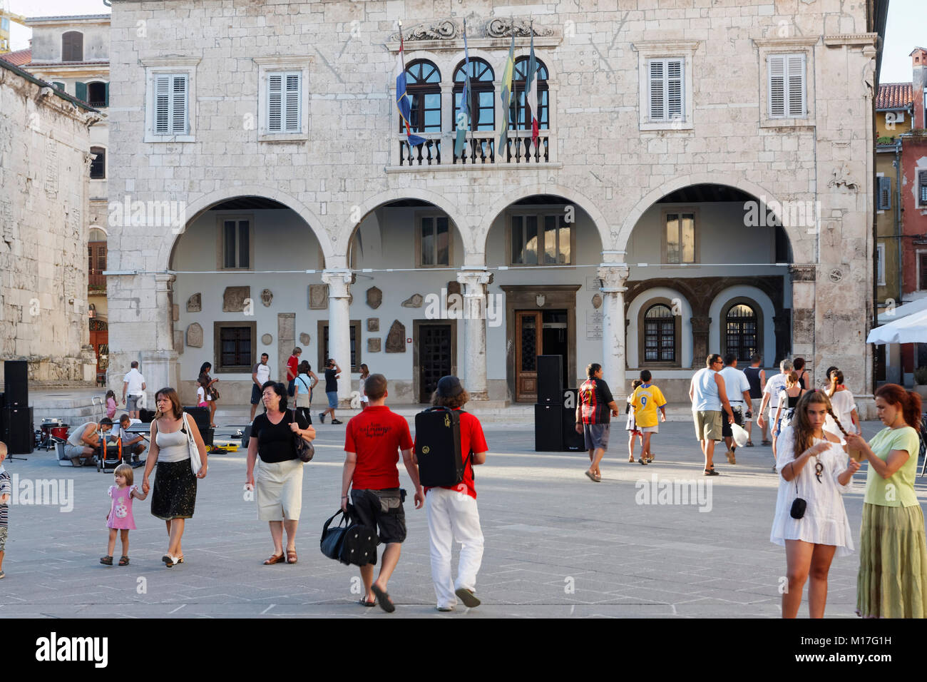 Turisti nel centro storico di Pola, Croazia Foto stock - Alamy