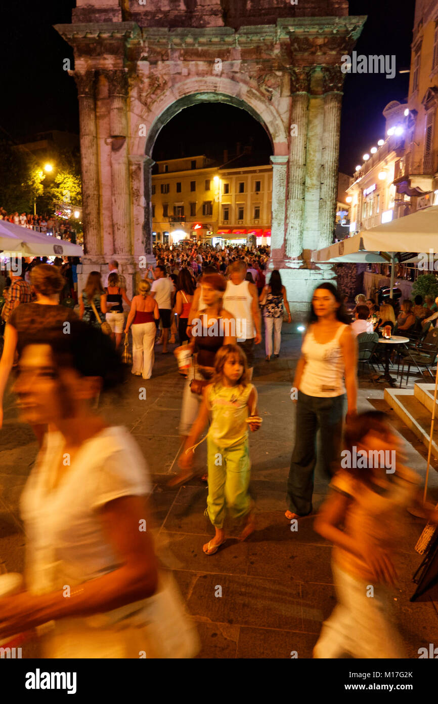 La vita notturna a Pola, Croazia Foto stock - Alamy