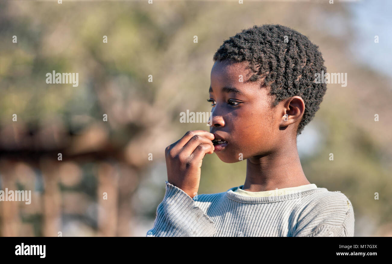 Ragazza africana in cantiere di un villaggio, Botswana Foto Stock