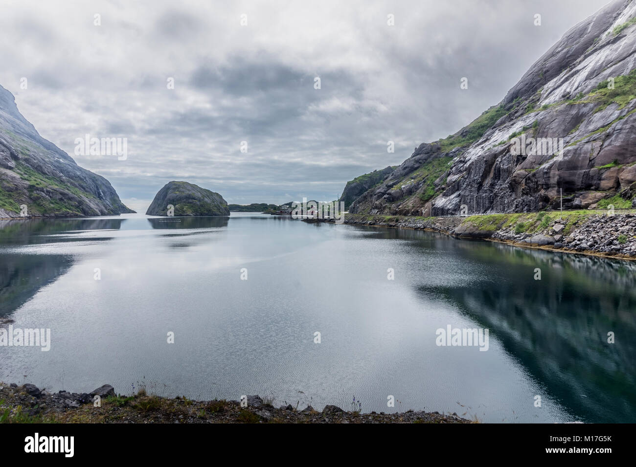 Sponde rocciose riflessa nell'acqua, Lofoten, Norvegia Foto Stock