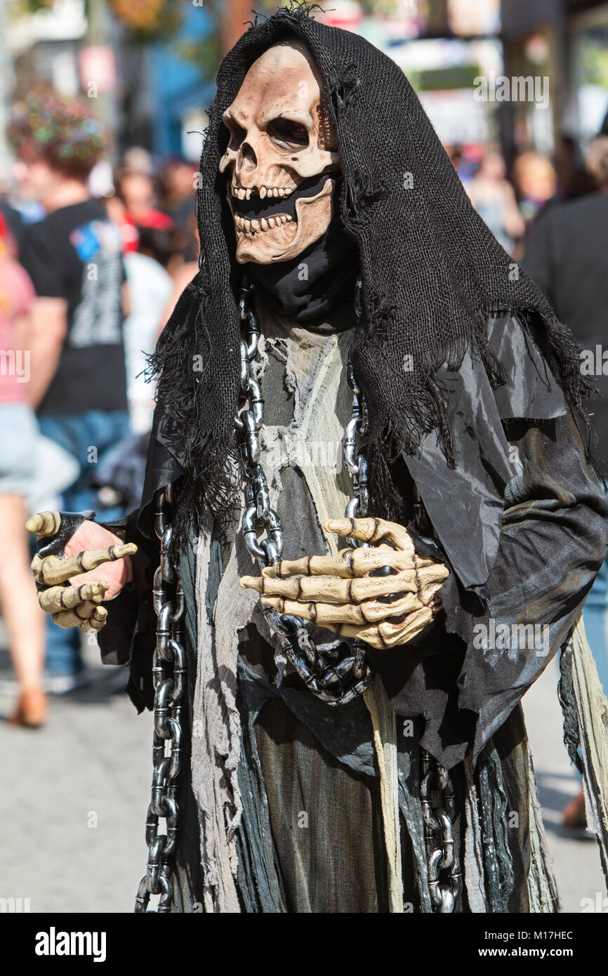 Atlanta, GA, Stati Uniti d'America - 21 Ottobre 2017: una persona vestita di nero come Grim Reaper passeggiate attraverso una folla raccolta per guardare il piccolo cinque punti Hal Foto Stock
