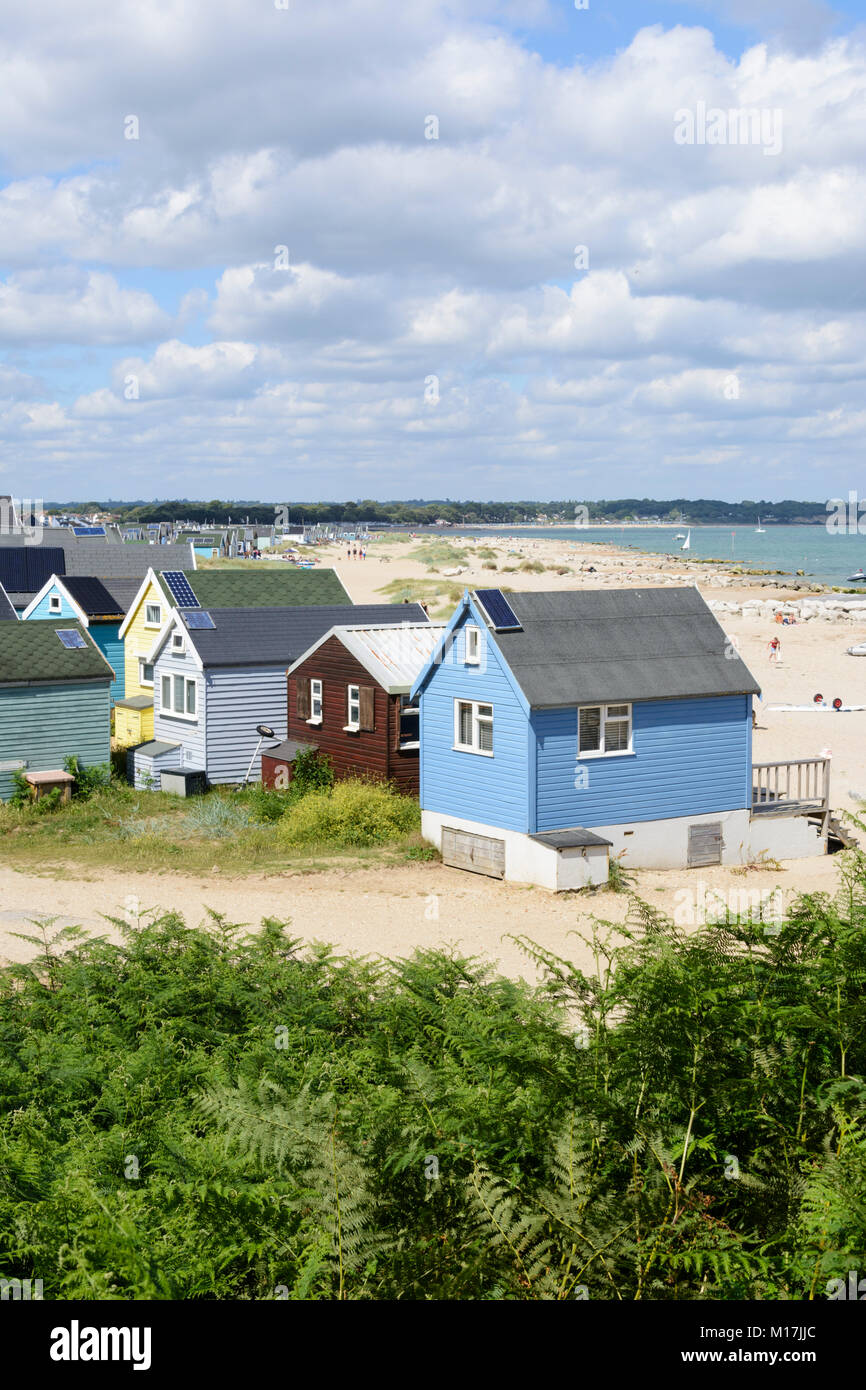 Verniciato colorato cabine in legno tra le dune di sabbia a Mudeford allo spiedo, vicino a Christchurch, Dorset, England, Regno Unito, Europa Foto Stock