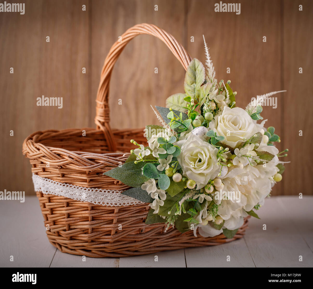 Originariamente decorato da fiori cesto su uno sfondo di legno Foto Stock