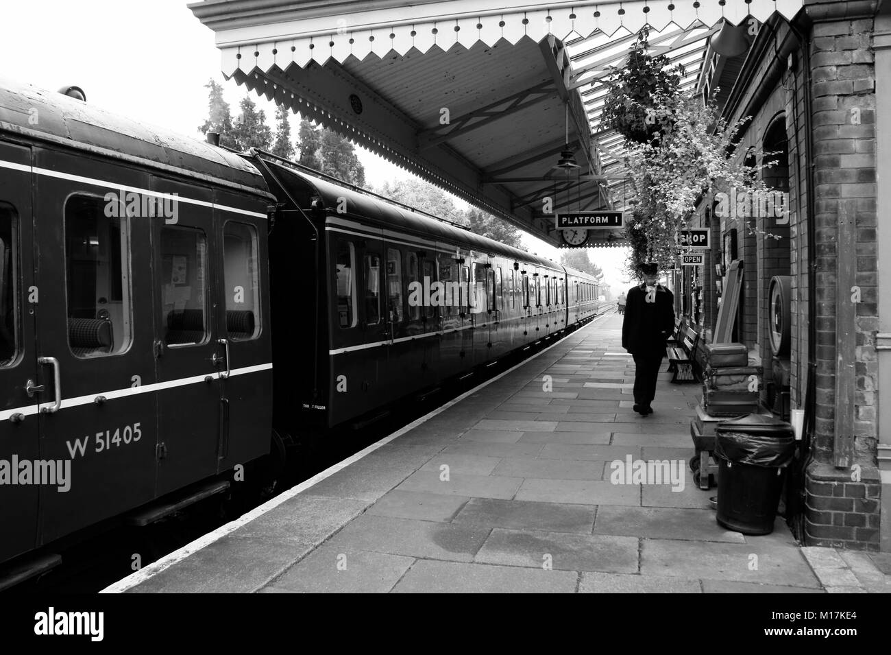 Carrozze In Attesa alla piattaforma 1 della stazione di Toddington nel Gloucestershire Foto Stock