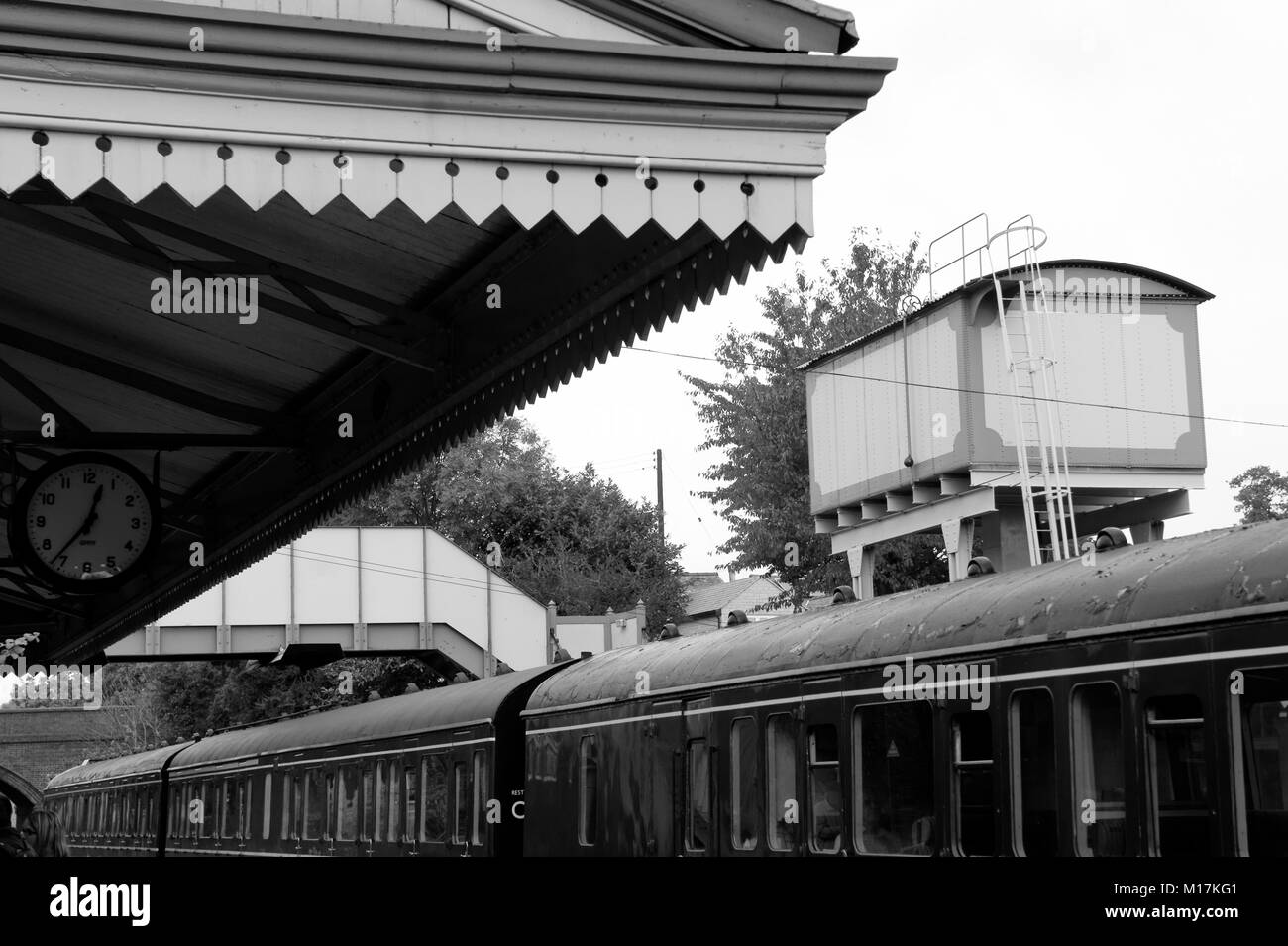 Black & White of train Carriages si fermò al binario 1 della ferrovia del Gloucestershire Warwickshire, alla stazione di Toddington nel Gloucestershire. Foto Stock