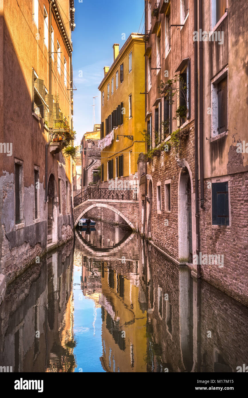 Venezia cityscape, acqua canal, bridge e edifici tradizionali. L'Italia, l'Europa. Foto Stock