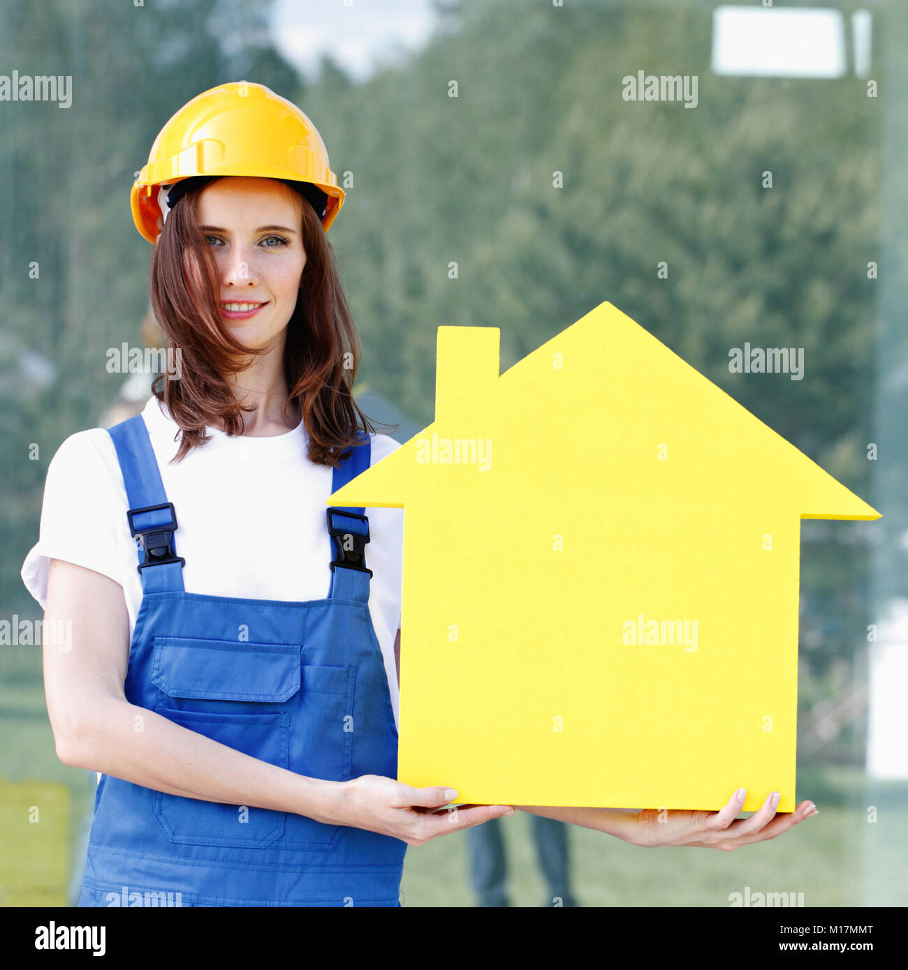 Forewoman presentando il simbolo della casa, concetto di costruzione Foto Stock