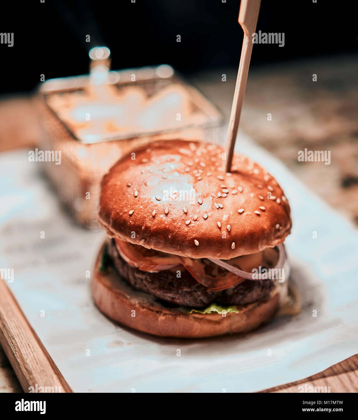 Succose grandi hamburger sui risultati Foto Stock
