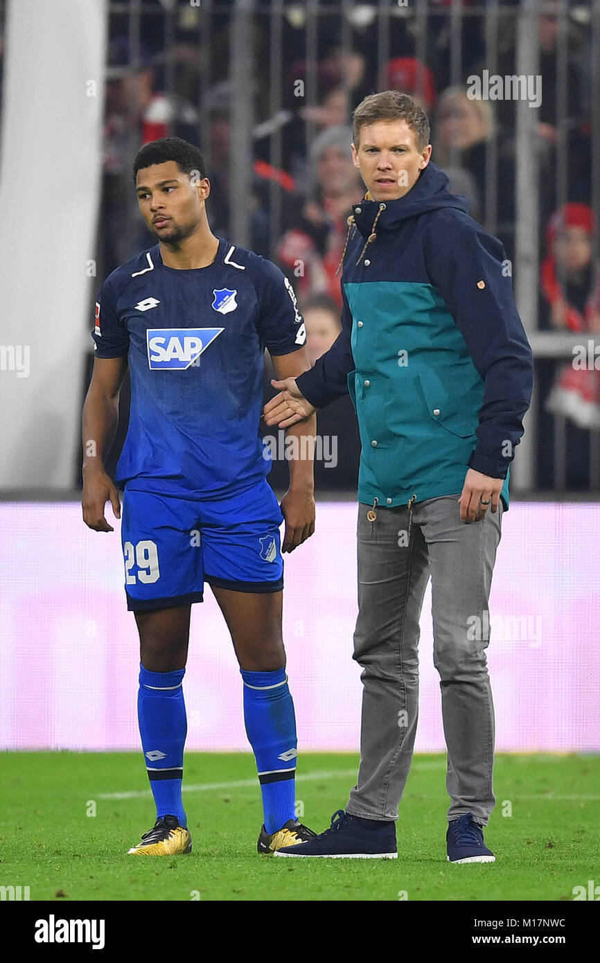 Julian NAGELSMANN, pullman (1899 Hoffenheim) troestet Serge GNABRY (1899 Hoffenheim) dopo Spielende.Trost. Fussball 1. Bundesliga, 20.Spieltag, giornata20, FC Bayern Monaco di Baviera (M)-STG 1899 Hoffenheim 5-2- am 27.01.2018 in Muenchen/Germania, A L L I A N Z A R E N A. © Sven Simon Fotoagentur GmbH & Co. Pressefoto KG # Prinzess-Luise-Str. 41 # 45479 m u e l h e i m/ R u h r # Tel. 0208/9413250 # Fax. 0208/9413260 # GLS Bank # BLZ 430 609 67 # Kto. 4030 025 100 # IBAN DE75 4306 0967 4030 0251 00 # BIC GENODEM1GLS # www.svensimon.net Foto Stock