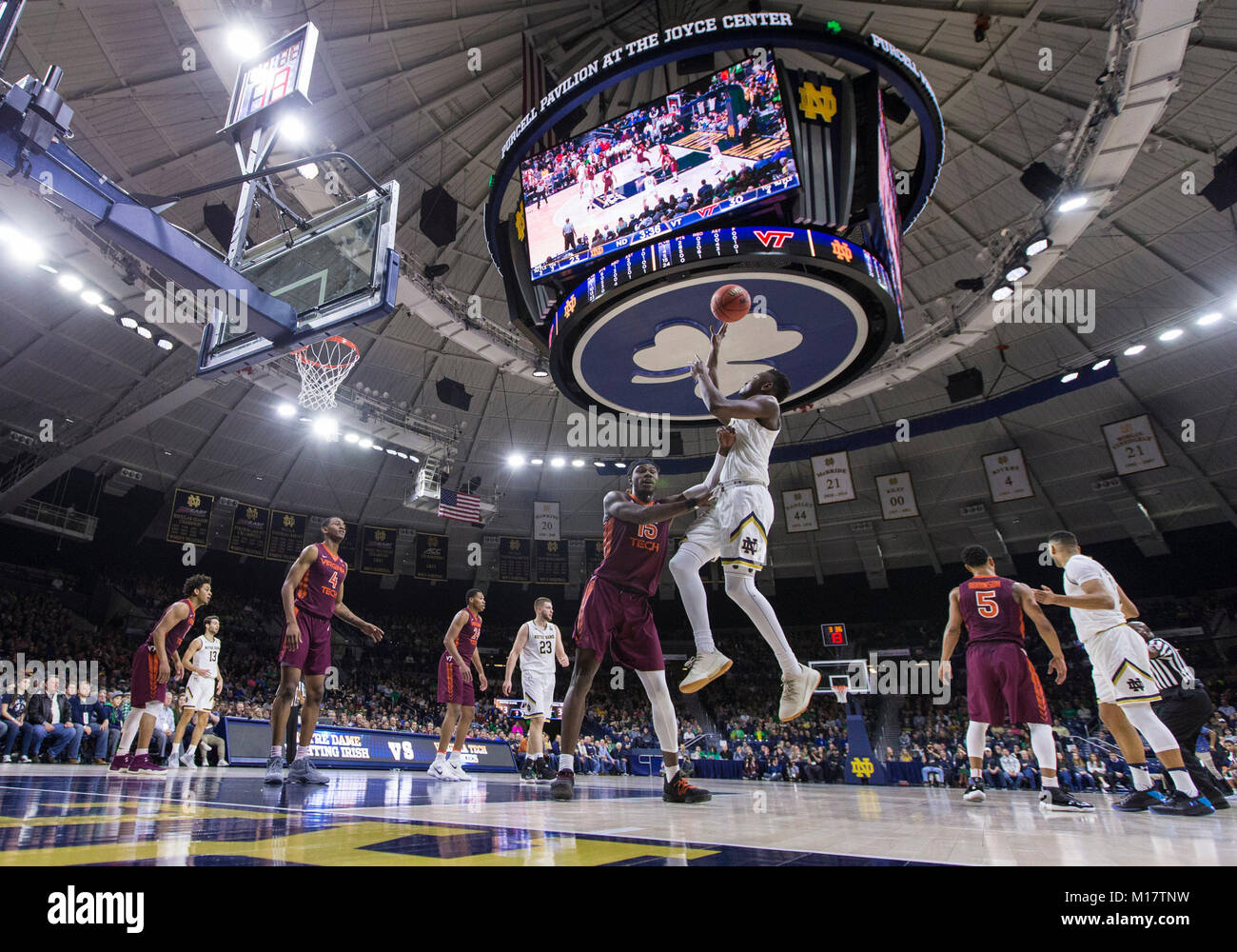 South Bend, Indiana, Stati Uniti d'America. 27 gennaio, 2018. Una vista generale come Notre Dame guard T.J. Gibbs Jr. (10) va per un colpo e Virginia Tech avanti Chris Clarke (15) difende durante il NCAA Basket azione di gioco tra la cattedrale di Notre Dame Fighting Irish e il Virginia Tech Hokies a Purcell padiglione presso il centro di Joyce in South Bend, Indiana. Virginia Tech sconfitto Notre Dame 80-75. John Mersits/CSM/Alamy Live News Foto Stock