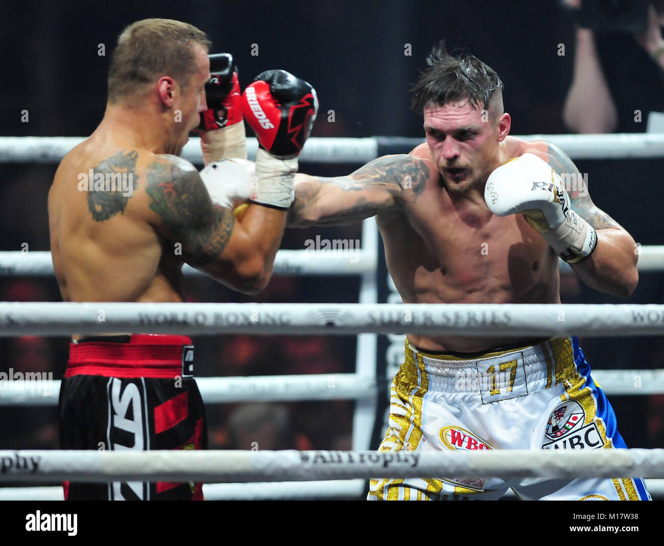 Riga, Lettonia. 27 gennaio, 2018. WBO (World Boxing Organization) Campione pugile ucraino Oleksandr Usyk (R) combatte contro la WBC (World Boxing consiglio) Campione Lettone Mairis boxer Briedis durante il World Boxing Super Serie divisione cruiserweight semi-finale presso l'Arena di Riga in Riga, Lettonia, a gennaio 27, 2018. Oleksandr Usyk fu incoronato unified cruiserweight campione del mondo dal bordo fuori Mairis Briedis su punti nella semifinale di sabato. Credito: Janis/Xinhua/Alamy Live News Foto Stock