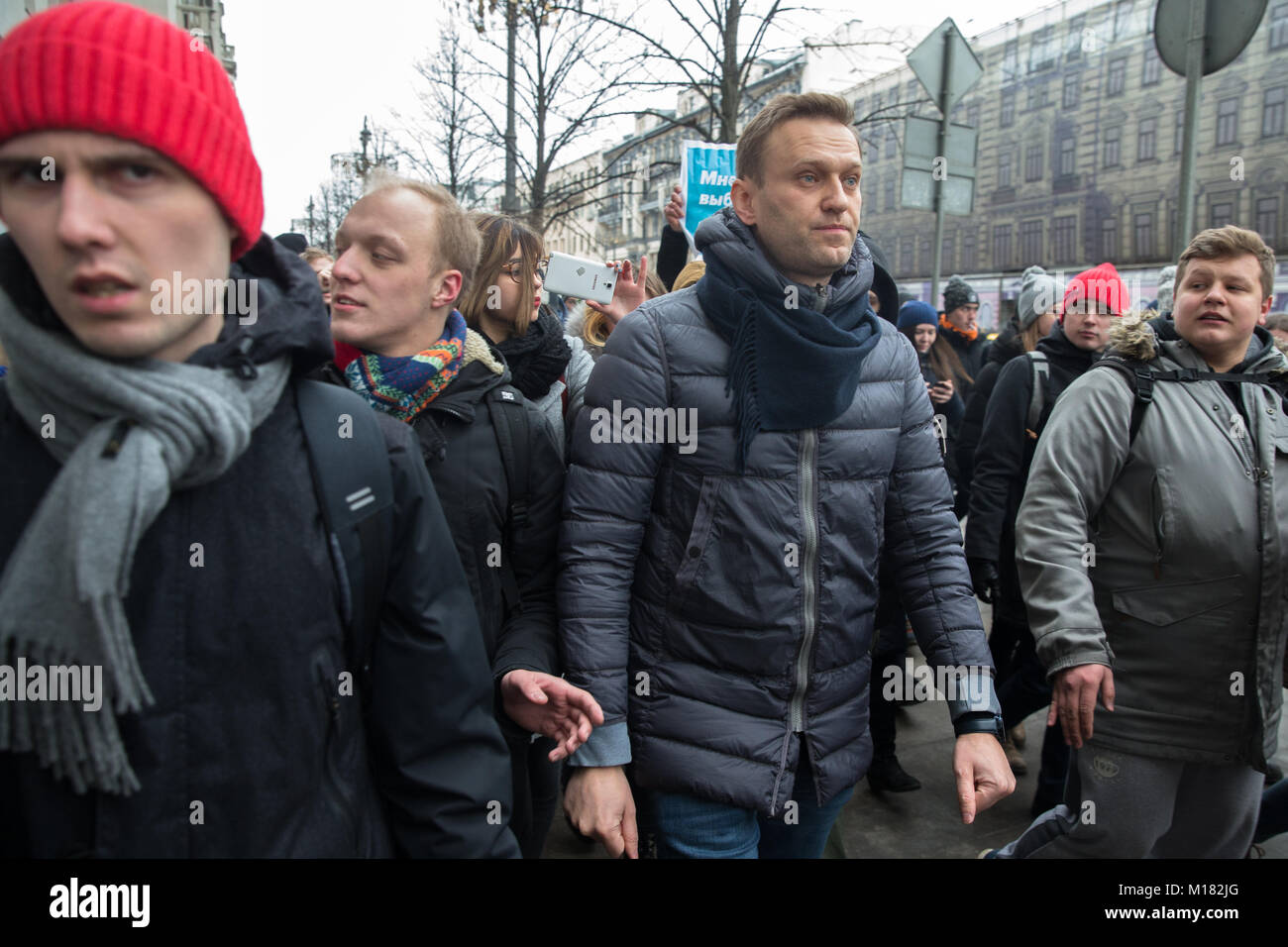 Mosca, Russia. Il 28 gennaio, 2018. Il Russo leader dell opposizione Alexei Navalny, centro con i suoi sostenitori come frequenta un rally a Mosca, Russia, domenica 28 gennaio, 2018. Navalny è stato arrestato a Mosca come proteste avvengono attraverso il paese. Credito: Victor Vytolskiy/Alamy Live News Foto Stock