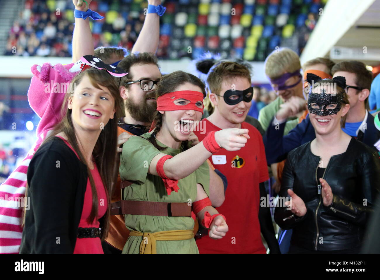 Jaffa Super 6s - supereroi in mezzo alla folla che partecipano al quiz durante l'uomo Semi-Final, casella di rame Arena, Olympic Park, London, Regno Unito. 28 gen 2018. Credito: Concedere Burton/Alamy Live News Foto Stock