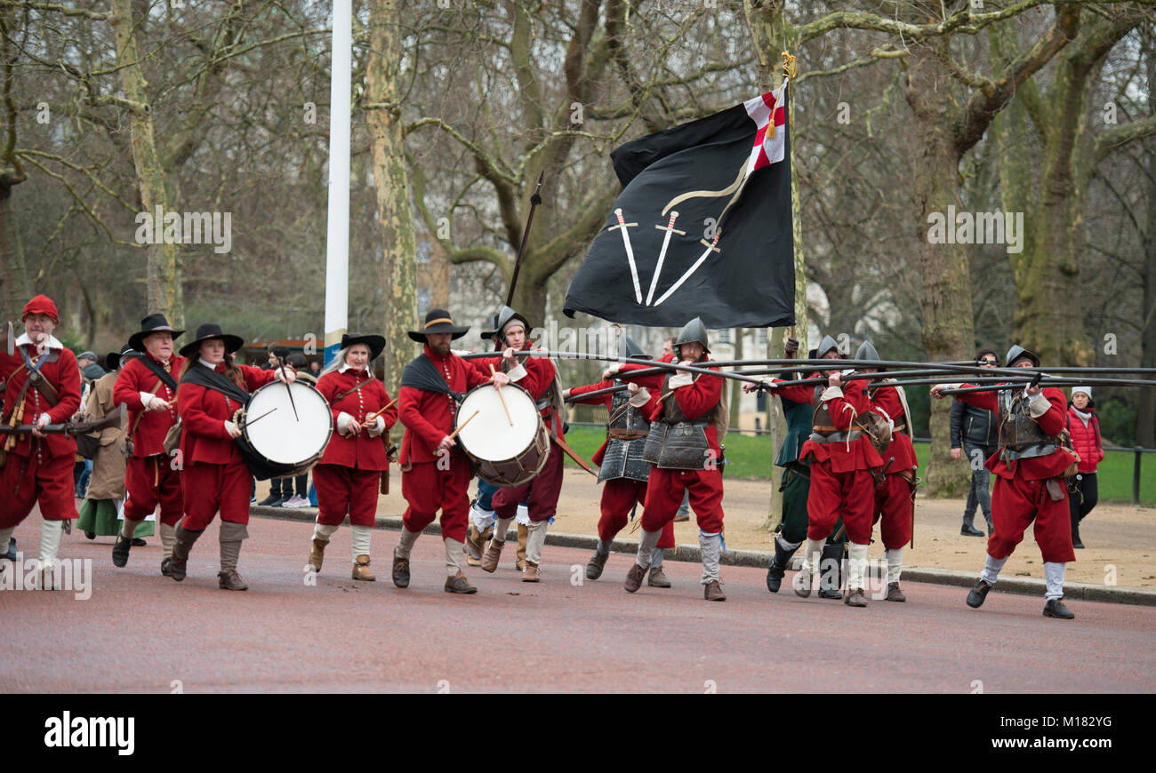 Il centro commerciale di Londra, Regno Unito. Il 28 gennaio 2018. Il re dell'esercito di marcia annuale avviene, eseguita da membri della Guerra Civile Inglese Società e segue il percorso compiuto da re Carlo I da St James Palace lungo il centro commerciale al posto della sua decapitazione a Banqueting House di Whitehall il 30 gennaio 1649. Una corona è prevista in corrispondenza del suo sito di esecuzione. Credito: Malcolm Park/Alamy Live News. Foto Stock