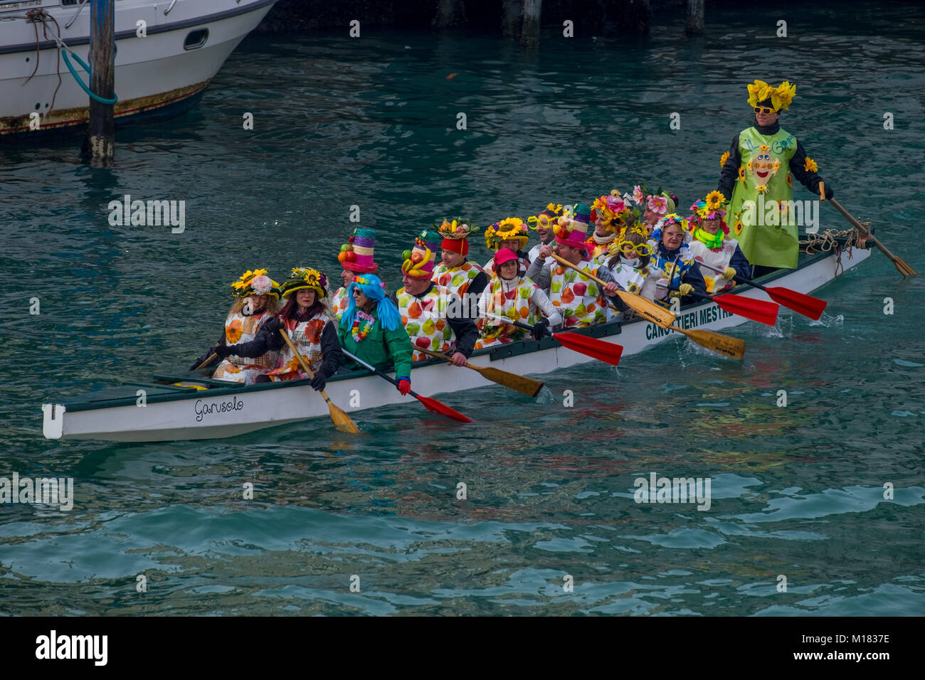 Venezia, Italia. Il 28 gennaio 2018. Un vogatore medicazione costumi di carnevale le vele Canaregio Canal alla fine della regata tradizionale per l'apertura del 2018 il Carnevale di Venezia il 28 gennaio 2018 a Venezia, Italia. Il tema scelto per il 2018 edizione del Carnevale di Venezia è 'giocare' e verranno eseguiti dal 27 gennaio al 13 febbraio. Credito: risveglio Agenzia fotografica/Alamy Live News Foto Stock