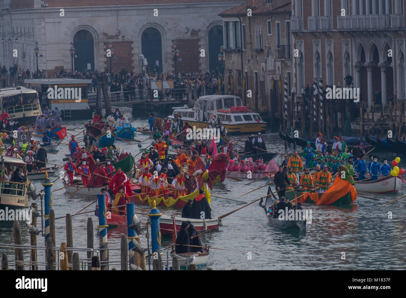 Venezia, Italia. Il 28 gennaio 2018. Un vogatore medicazione costumi di carnevale le vele Canaregio Canal alla fine della regata tradizionale per l'apertura del 2018 il Carnevale di Venezia il 28 gennaio 2018 a Venezia, Italia. Il tema scelto per il 2018 edizione del Carnevale di Venezia è 'giocare' e verranno eseguiti dal 27 gennaio al 13 febbraio. Credito: risveglio Agenzia fotografica/Alamy Live News Foto Stock