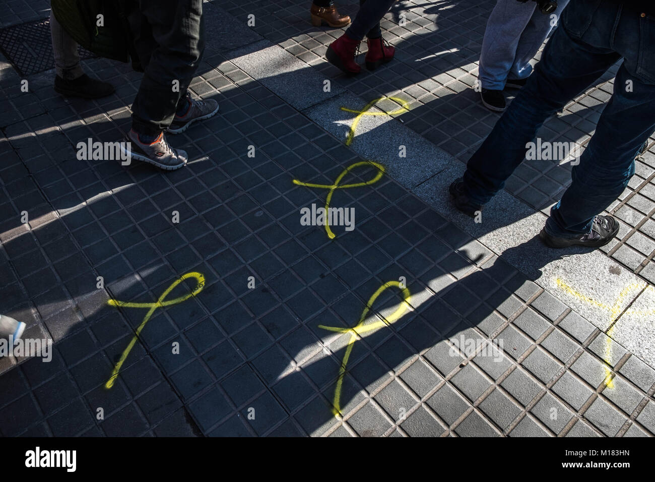 Barcellona, in Catalogna, Spagna. 28 gen, 2018. Dipinto di nastro giallo sulla strada durante la dimostrazione.centinaia di persone, organizzati dai comitati per la difesa della Repubblica Catalana hanno marciato per la dimostrazione di rendere omaggio a coloro che hanno resistito alla polizia spagnola di repressione durante gli ultimi giorni del referendum del 1 ottobre 2017. Credito: Paco Freire/SOPA/ZUMA filo/Alamy Live News Foto Stock