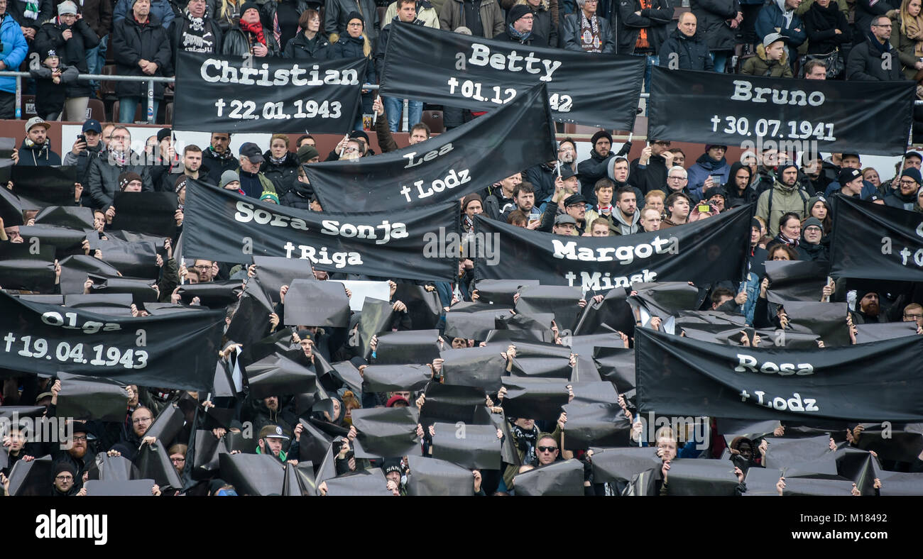 Amburgo, Germania. 28 gen, 2018. St Pauli fans hold up banner con i nomi delle vittime del regime nazista per olocausto Giorno del Ricordo, al Tedesco di seconda Bundesliga partita di calcio tra FC St Pauli e Darmstadt 98 all'Millerntor-Stadion ad Amburgo, Germania, 28 gennaio 2018. (EMBARGO CONDIZIONI - ATTENZIONE: grazie alle linee guida di accreditamento, il DFL consente solo la pubblicazione e utilizzazione di fino a 15 immagini per corrispondenza su internet e nei contenuti multimediali in linea durante la partita.) Credito: Axel Heimken/dpa/Alamy Live News Foto Stock