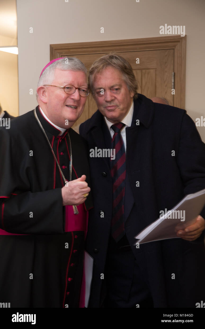 Oxford, UK 28 gennaio 2018 :XII Duca di Marlborough e la sua famiglia ha aperto un giardino contempaltive in St Hugh di Lincoln Chiesa a Woodstock, Oxford. La detta chiesa fu utilizzato dal undicesimo Duca di Marlborough, il cugino e amico per tutta la vita di Sir Winston Churchill, dopo la sua conversione al cattolicesimo nel 1927. © Pete Lusabia/Alamy News live Foto Stock