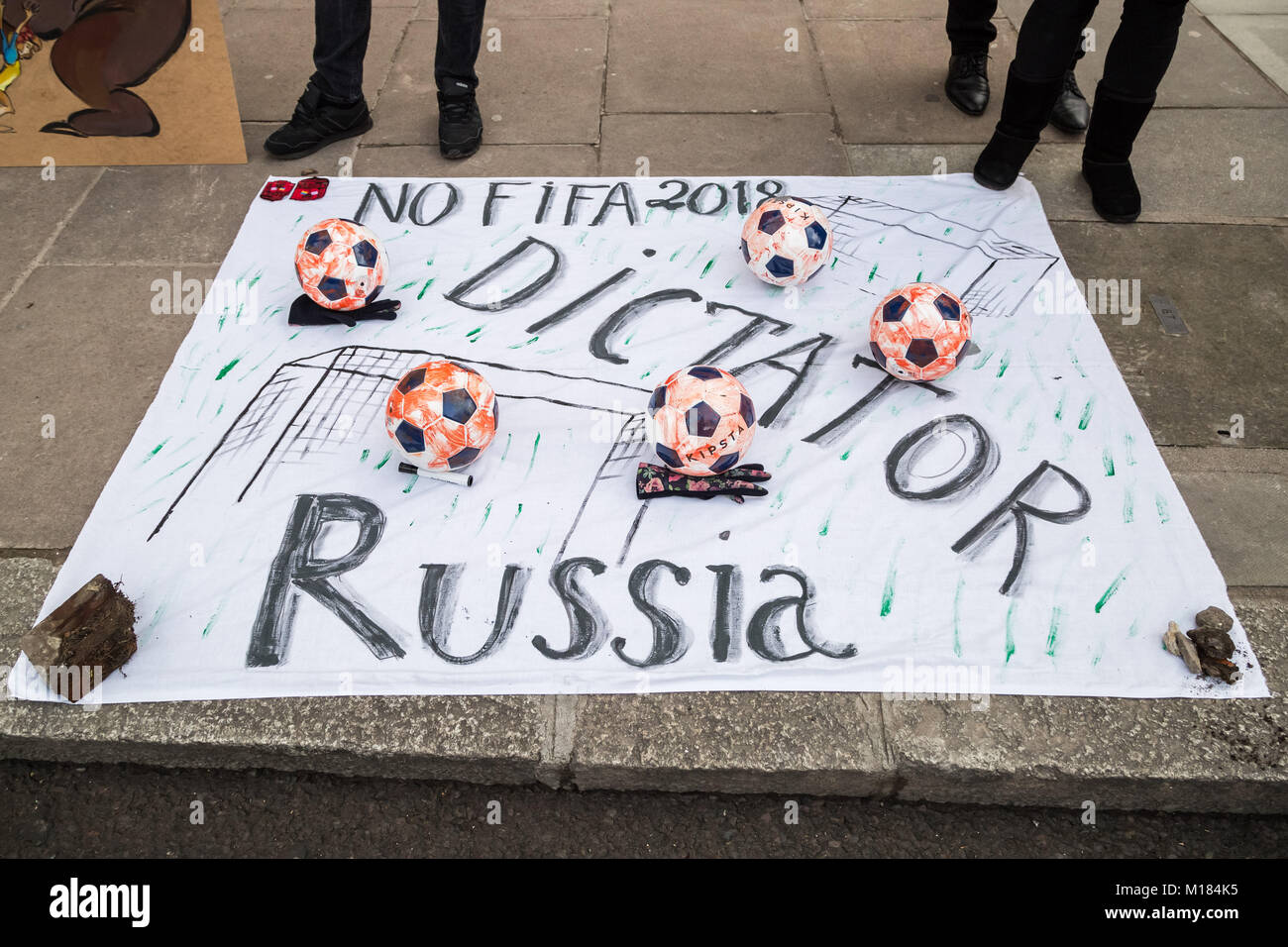 Londra, Regno Unito. Il 28 gennaio, 2018. British ucraini protestare di fronte l'Ambasciata russa a Londra ad ovest di esigere un boicottaggio della prossima Coppa del Mondo FIFA 2018 che si svolgono in Russia. Altre richieste includono il governo britannico continua la pressione sulla Russia al fine di fissare l'Ucraina integrità territoriale e di sovranità e di ripristinare la pace in Ucraina. © Guy Corbishley/Alamy Live News Foto Stock