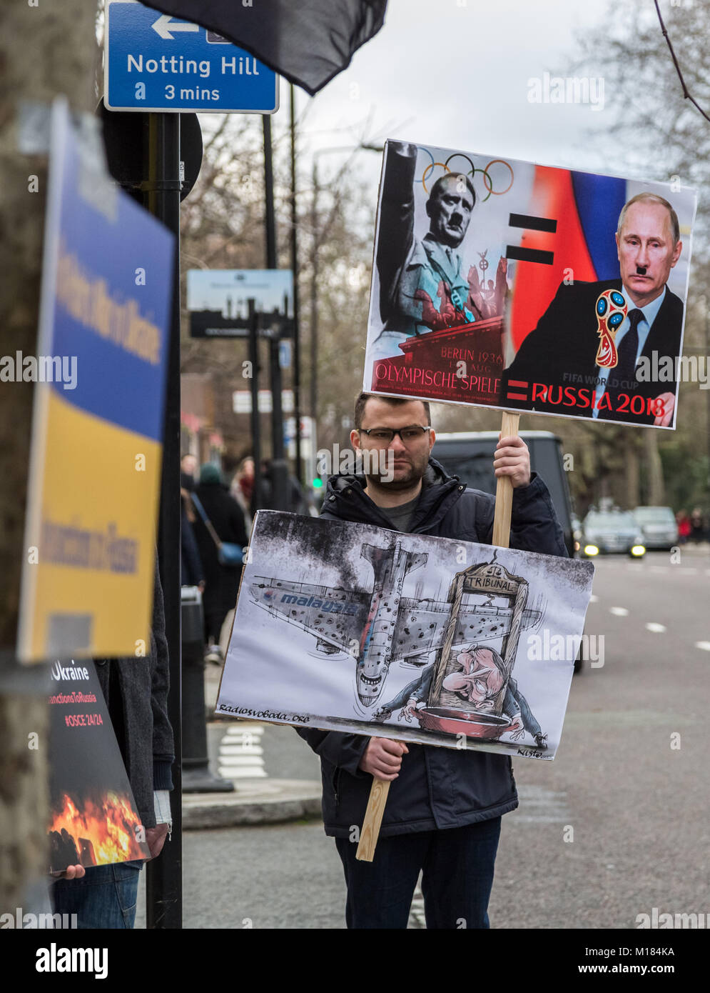 Londra, Regno Unito. Il 28 gennaio, 2018. British ucraini protestare di fronte l'Ambasciata russa a Londra ad ovest di esigere un boicottaggio della prossima Coppa del Mondo FIFA 2018 che si svolgono in Russia. Altre richieste includono il governo britannico continua la pressione sulla Russia al fine di fissare l'Ucraina integrità territoriale e di sovranità e di ripristinare la pace in Ucraina. © Guy Corbishley/Alamy Live News Foto Stock