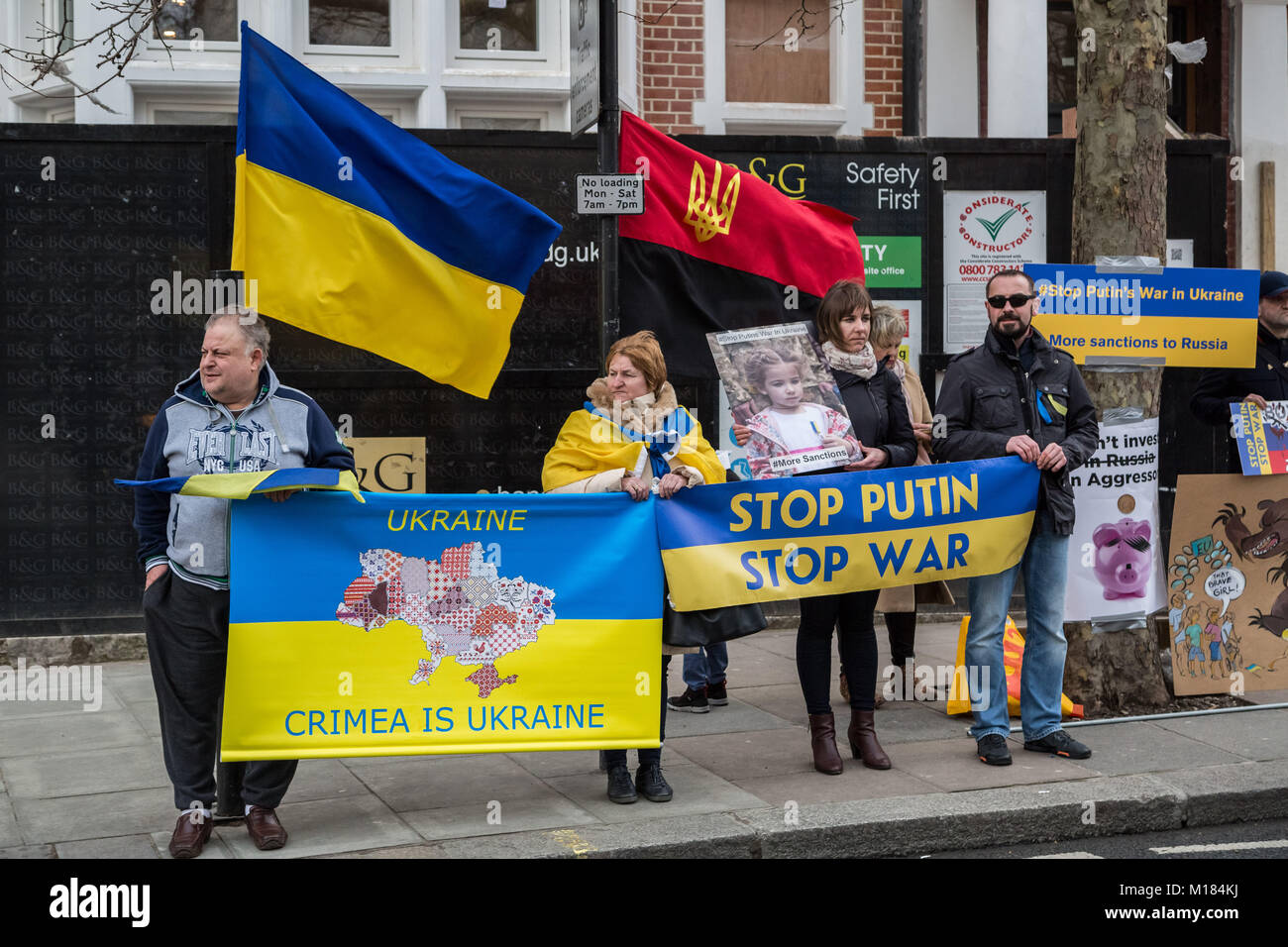 Londra, Regno Unito. Il 28 gennaio, 2018. British ucraini protestare di fronte l'Ambasciata russa a Londra ad ovest di esigere un boicottaggio della prossima Coppa del Mondo FIFA 2018 che si svolgono in Russia. Altre richieste includono il governo britannico continua la pressione sulla Russia al fine di fissare l'Ucraina integrità territoriale e di sovranità e di ripristinare la pace in Ucraina. © Guy Corbishley/Alamy Live News Foto Stock