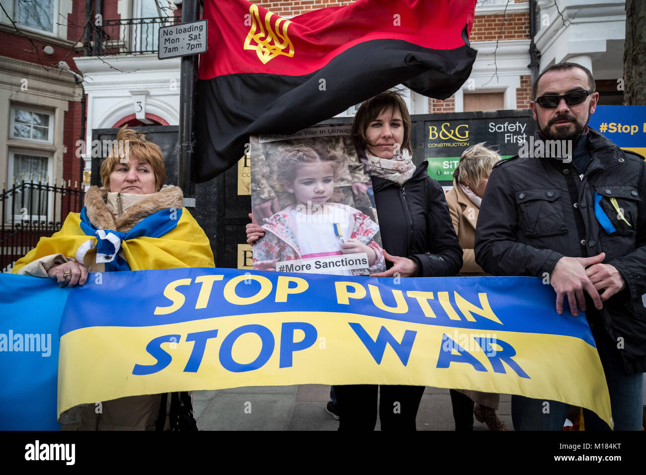 Londra, Regno Unito. Il 28 gennaio, 2018. British ucraini protestare di fronte l'Ambasciata russa a Londra ad ovest di esigere un boicottaggio della prossima Coppa del Mondo FIFA 2018 che si svolgono in Russia. Altre richieste includono il governo britannico continua la pressione sulla Russia al fine di fissare l'Ucraina integrità territoriale e di sovranità e di ripristinare la pace in Ucraina. © Guy Corbishley/Alamy Live News Foto Stock