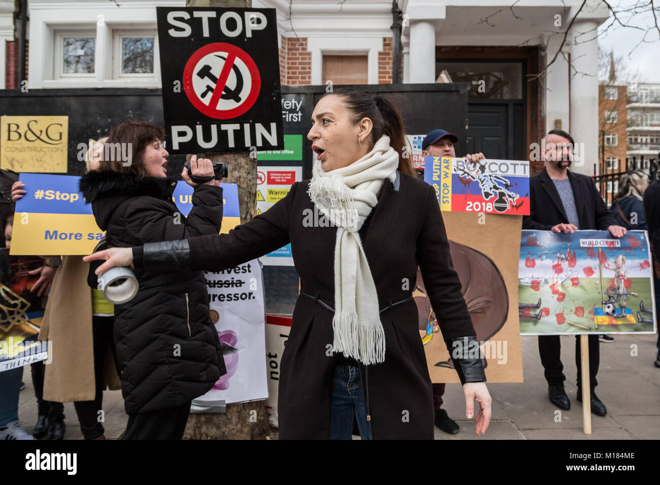 Londra, Regno Unito. Il 28 gennaio, 2018. British ucraini protestare di fronte l'Ambasciata russa a Londra ad ovest di esigere un boicottaggio della prossima Coppa del Mondo FIFA 2018 che si svolgono in Russia. Altre richieste includono il governo britannico continua la pressione sulla Russia al fine di fissare l'Ucraina integrità territoriale e di sovranità e di ripristinare la pace in Ucraina. © Guy Corbishley/Alamy Live News Foto Stock
