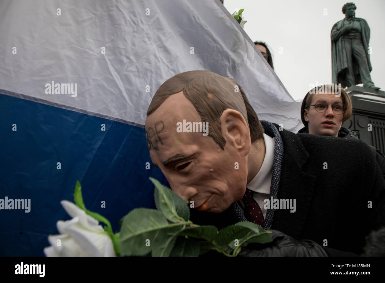 Mosca, Russia. 28 gen, 2018. I sostenitori del leader dell opposizione Alexei Navalny prendere parte a una manifestazione chiamata per un boicottaggio di marzo 18 elezioni presidenziali, a Mosca, Russia Credito: Nikolay Vinokurov/Alamy Live News Foto Stock