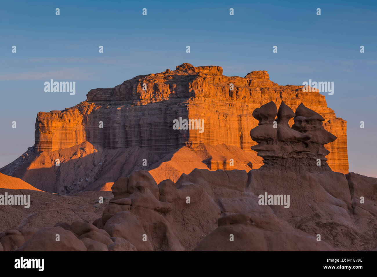 Goblins o hoodoos erosi da entrada in pietra arenaria, fotografati nella luce del mattino, in Goblin Valley State Park, Utah, Stati Uniti d'America Foto Stock