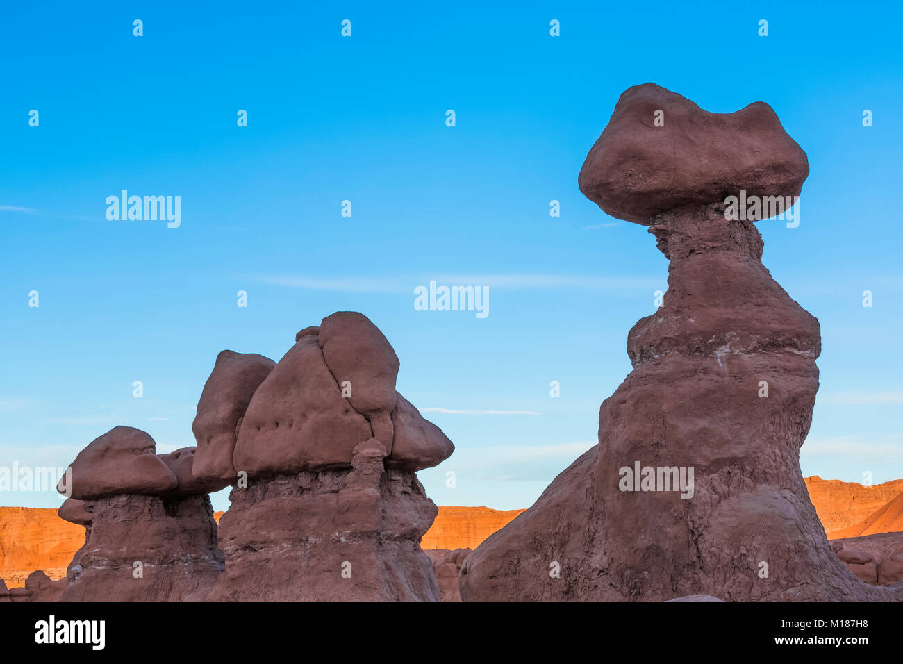 Goblins o hoodoos erosi da entrada in pietra arenaria, fotografati nella luce del mattino, in Goblin Valley State Park, Utah, Stati Uniti d'America Foto Stock