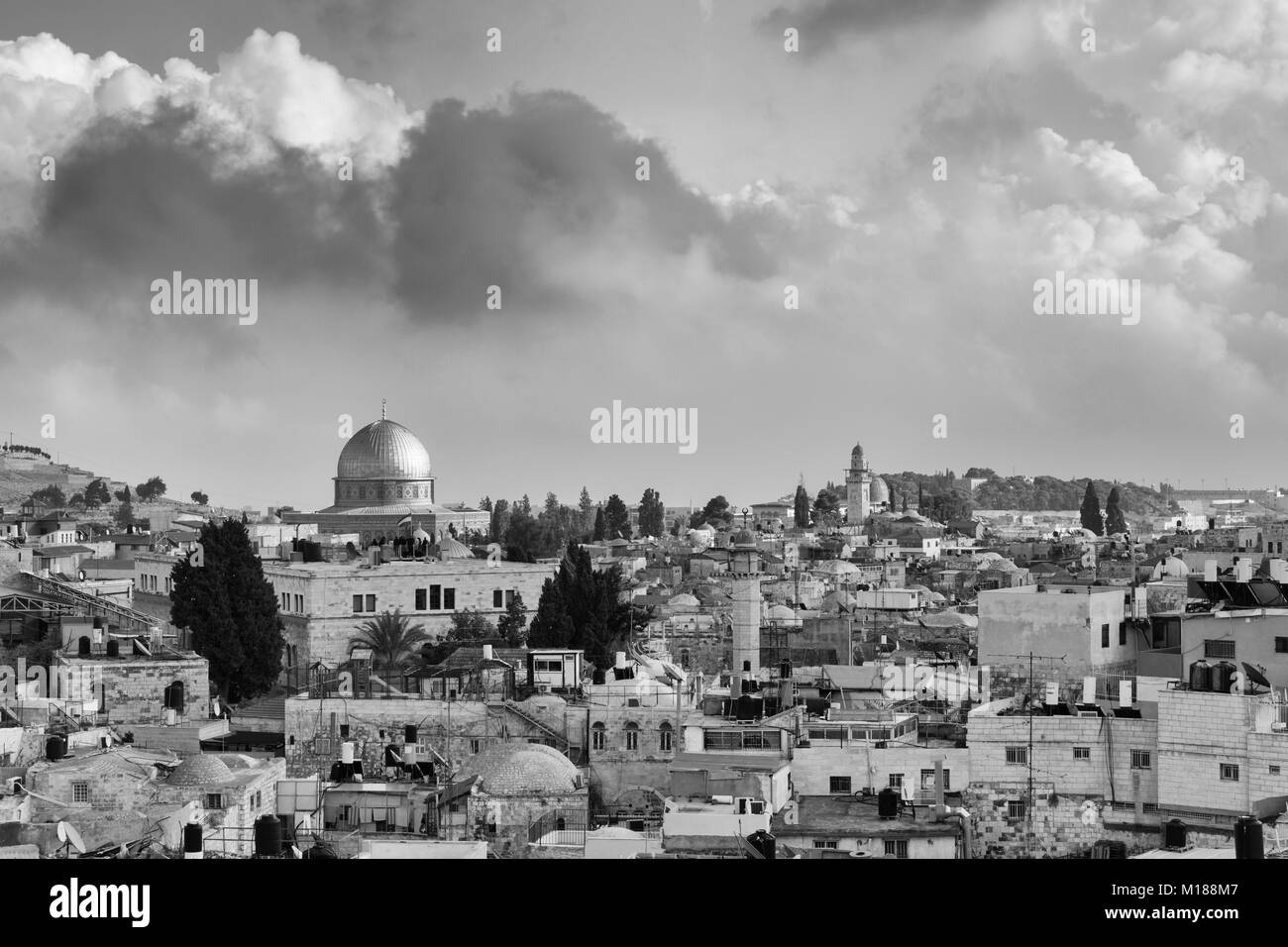 Gerusalemme, Israele - 17 dicembre 2016: vista della Cupola della Roccia e il Quartiere Musulmano dalla parete nella Città Vecchia di Gerusalemme, Israele Foto Stock
