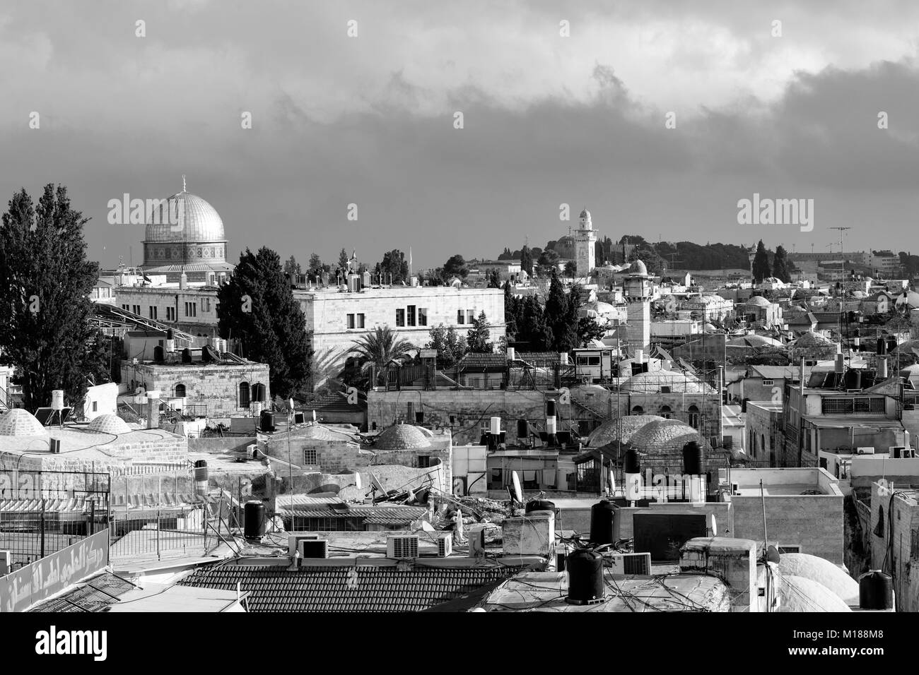 Gerusalemme, Israele - 17 dicembre 2016: vista della Cupola della Roccia e il Quartiere Musulmano dalla parete nella Città Vecchia di Gerusalemme, Israele Foto Stock