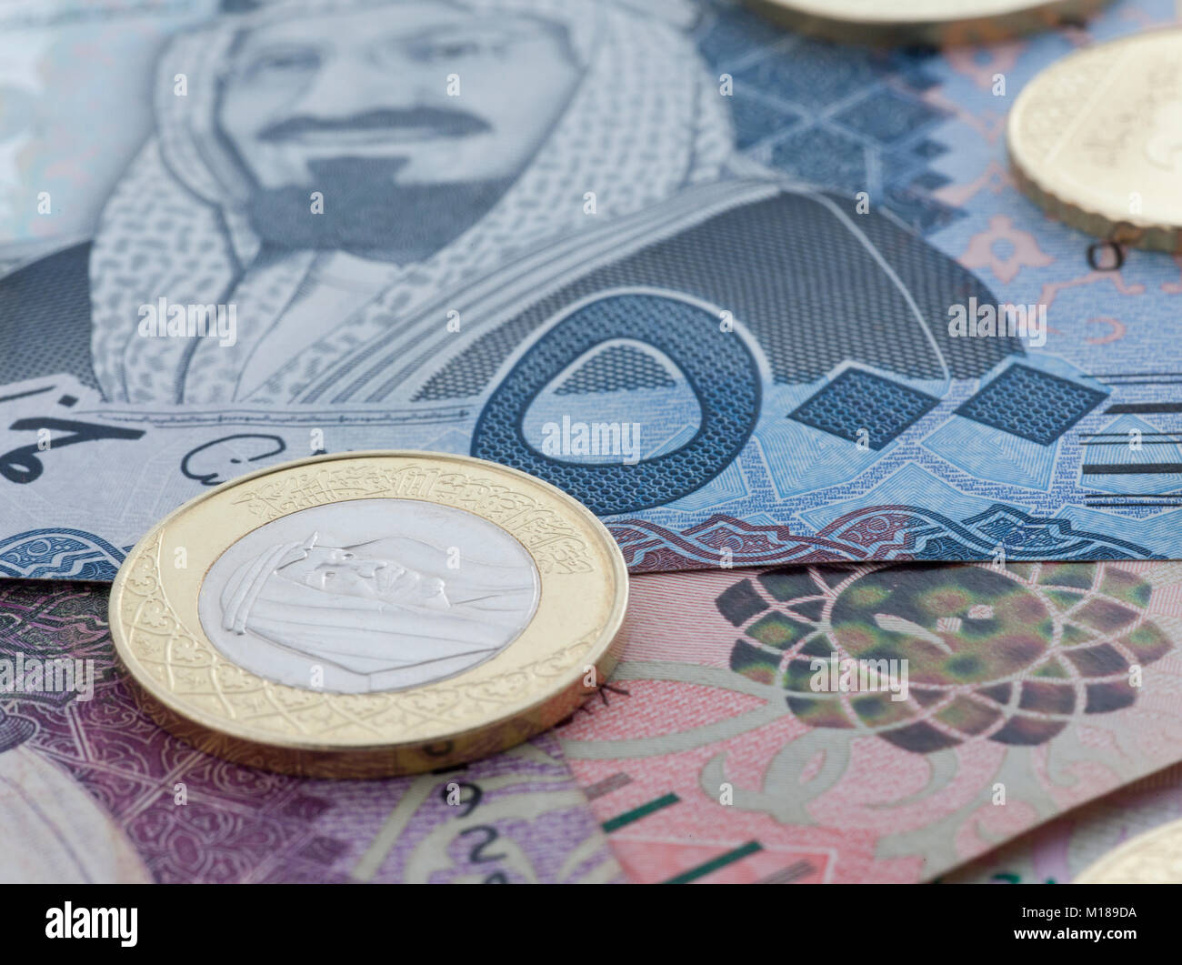 Nuovo Saudi Riyal Banconote e monete che mostra re Salman di Arabia Saudita Foto Stock
