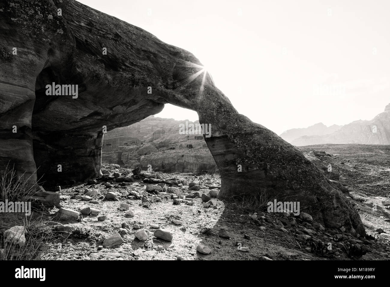 Arco in pietra nella valle di Petra, Giordania (monocromatico) Foto Stock