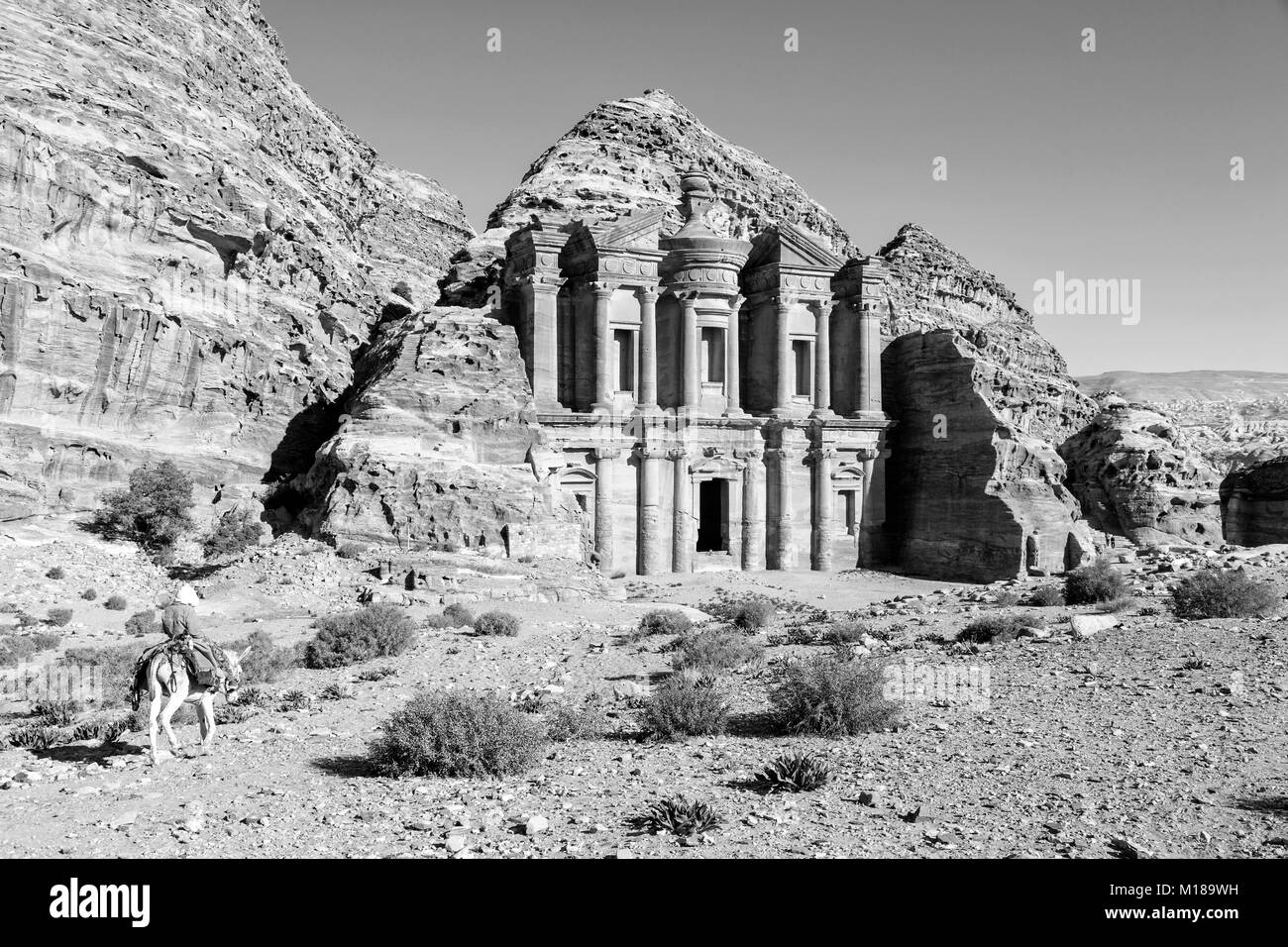 Il monastero Al Deir in Petra, Giordania (monocromatico) Foto Stock