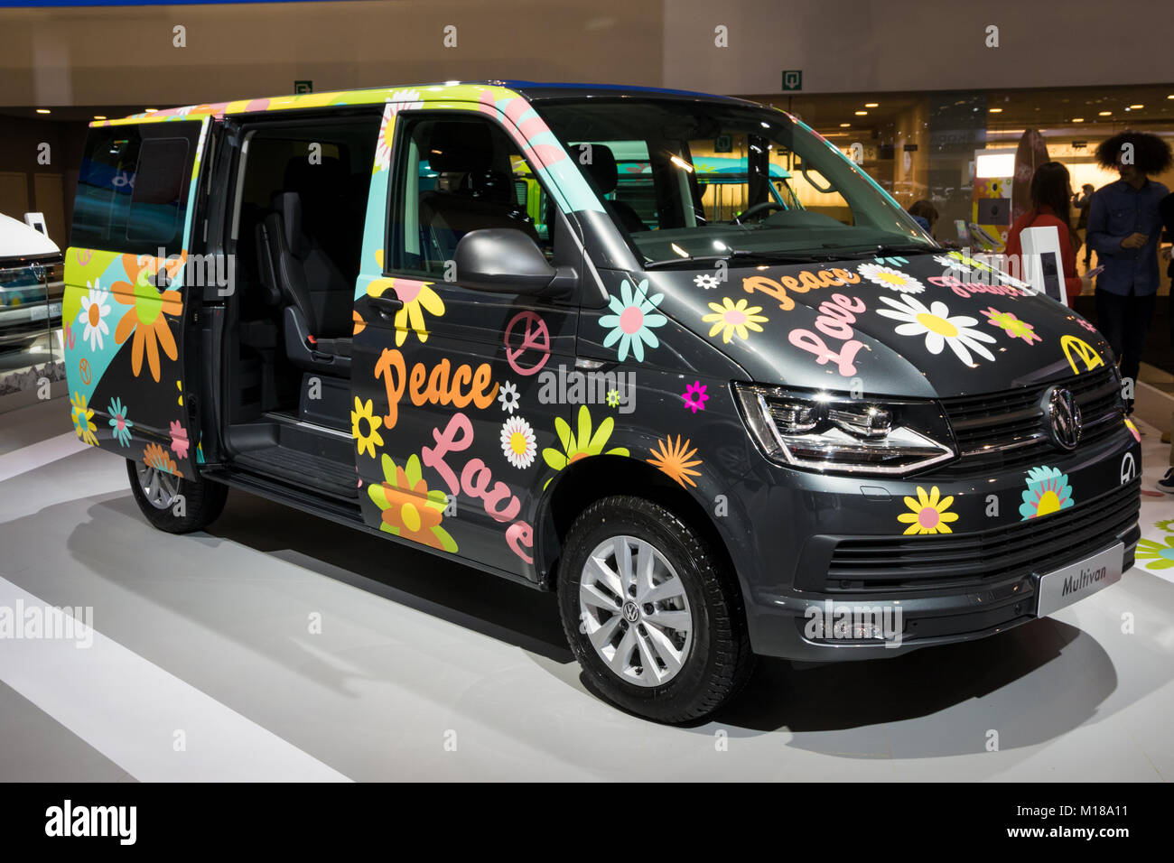 Bruxelles - Jan 10, 2018: Flower Power Volkswagen Multivan camper van illustrato a Bruxelles Motor Show. Foto Stock