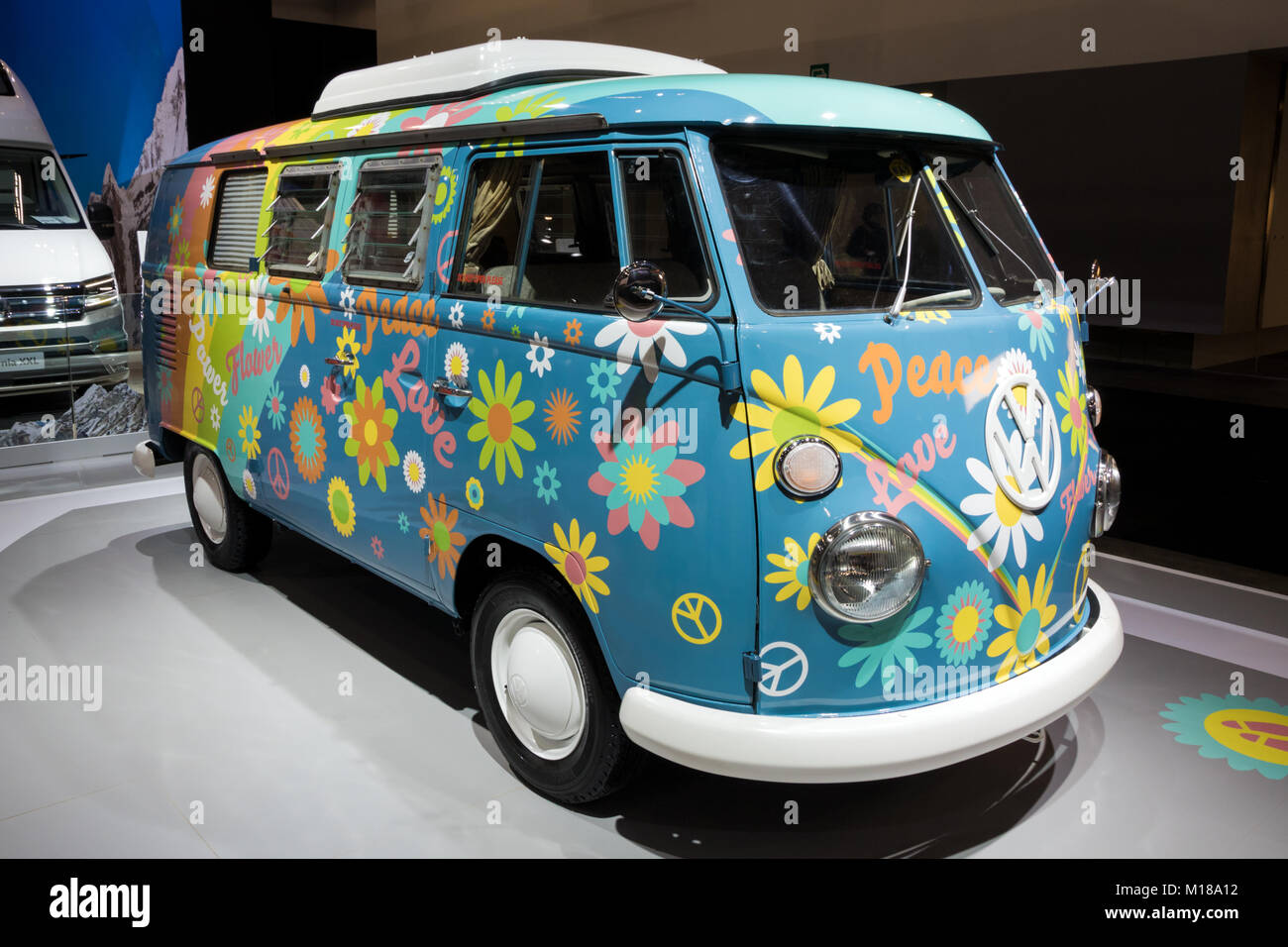 Bruxelles - Jan 10, 2018: Flower Power Trasporto Volkswagen camper van illustrato a Bruxelles Motor Show. Foto Stock