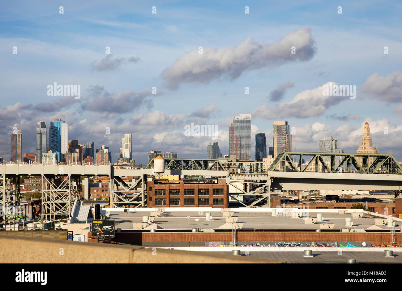 Una vista di sommità di edifici industriali e di una skyline può essere visto dal Brooklyn-Queens Expressway in Brooklyn, New York. Il 35,6 miglio expressway è collegato alla Interstate 278. Foto Stock