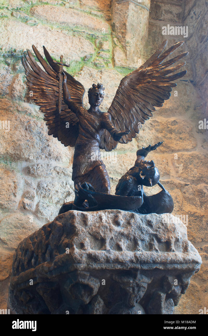 Statua raffigurante San Michele uccide il diavolo nella Cappella di San Michele di monte, Cornwall, Regno Unito - Giovanni Gollop Foto Stock