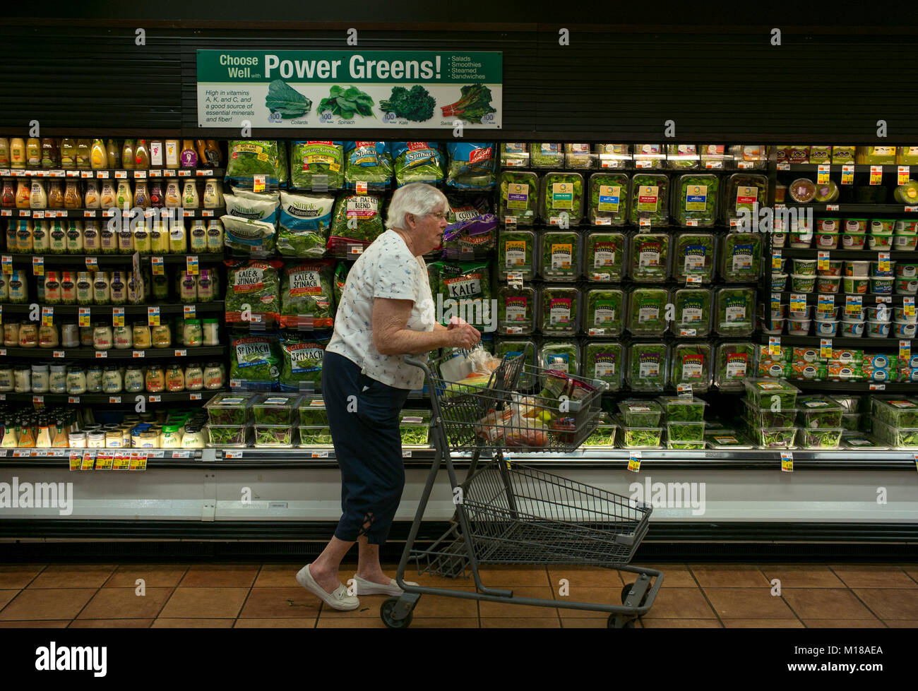 Una donna negozi di ortaggi freschi ad un prezzo supermercato del trinciatore a South Burlington, Vermont. Prezzo trinciatore è una catena di supermercati con sede a Schenectady, New York. Foto Stock