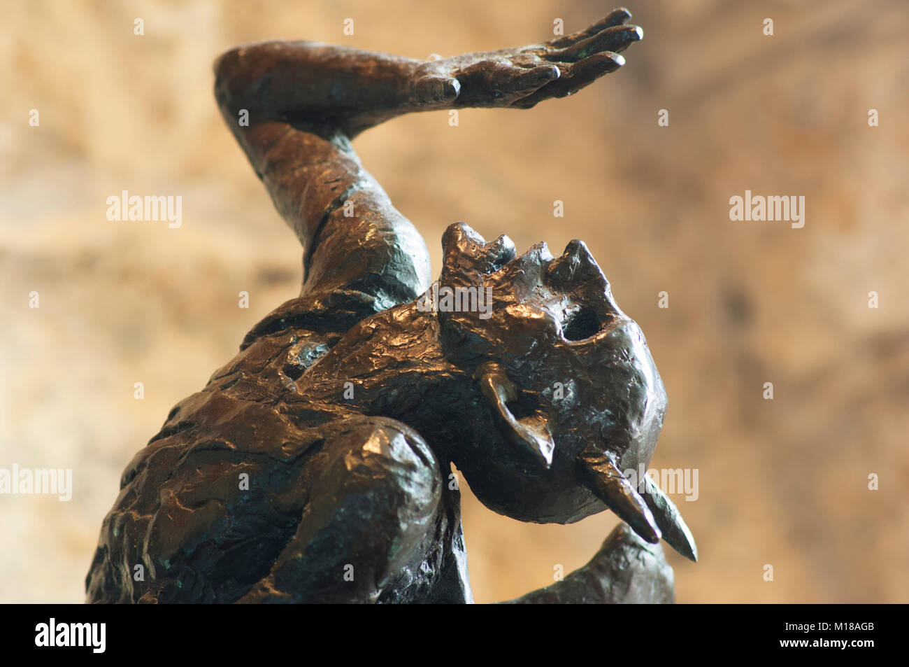 Close-up di una statua del diavolo di essere ucciso da San Michele, St. Michael's Mount, Cornwall, Regno Unito - Giovanni Gollop Foto Stock