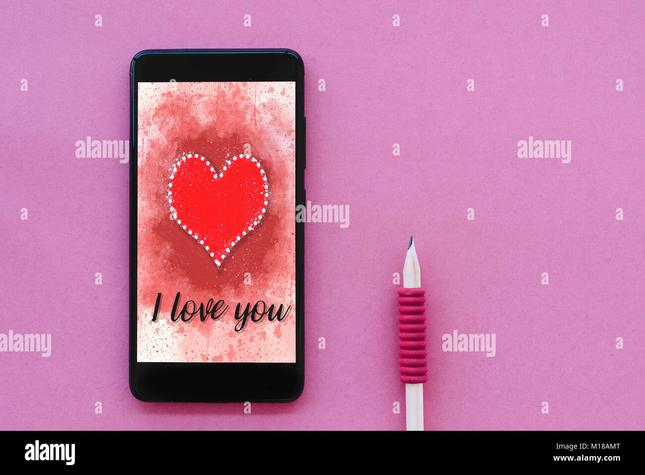 Il giorno di San Valentino la vendita sfondo con cuore illustrazione con le parole ti amo sulla schermata dello smartphone mockup su sfondo rosa con matita. Vista dal Foto Stock