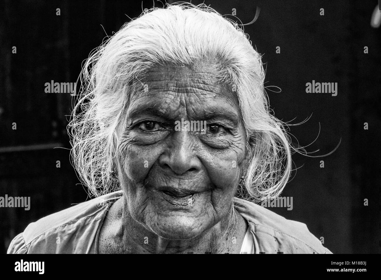 TISSAMAHARAMA, SRI LANKA. Febbraio 19, 2017: Nonna su un mercato in Tissamaharama (monocromatico) Foto Stock
