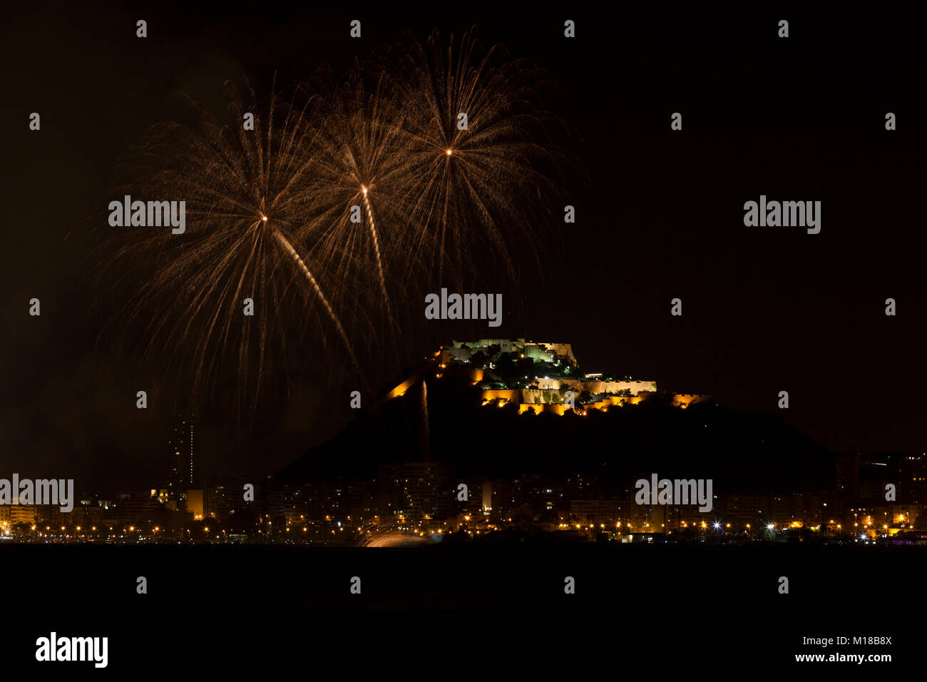 Fuochi d'artificio a San Juan de Alicante con castello di Santa Barbara in background, Costa Blanca, Alicante, Spagna Foto Stock