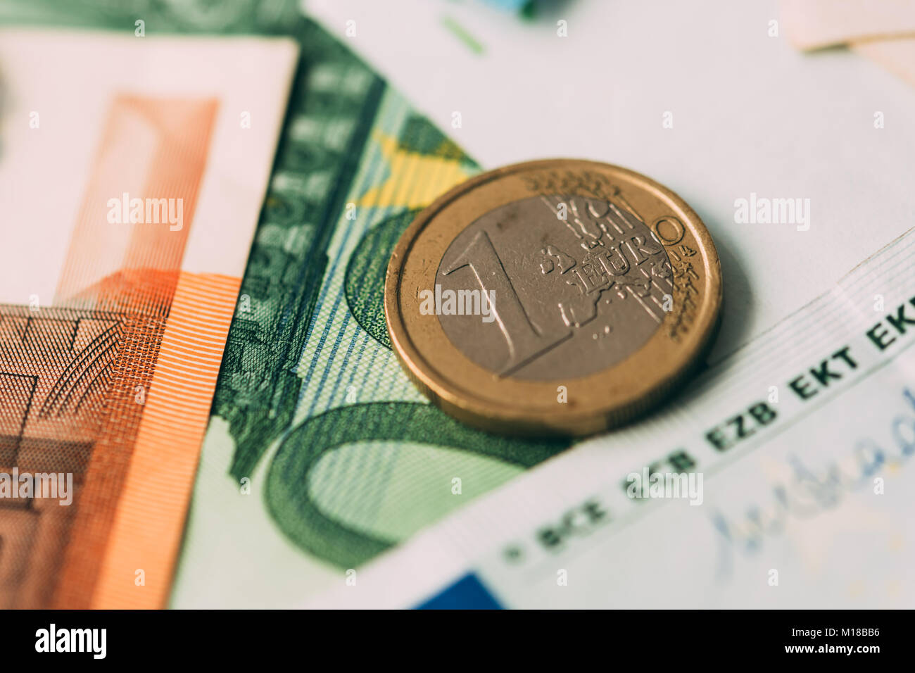 Monete metalliche in euro sulla pila di cassa closeup Foto Stock