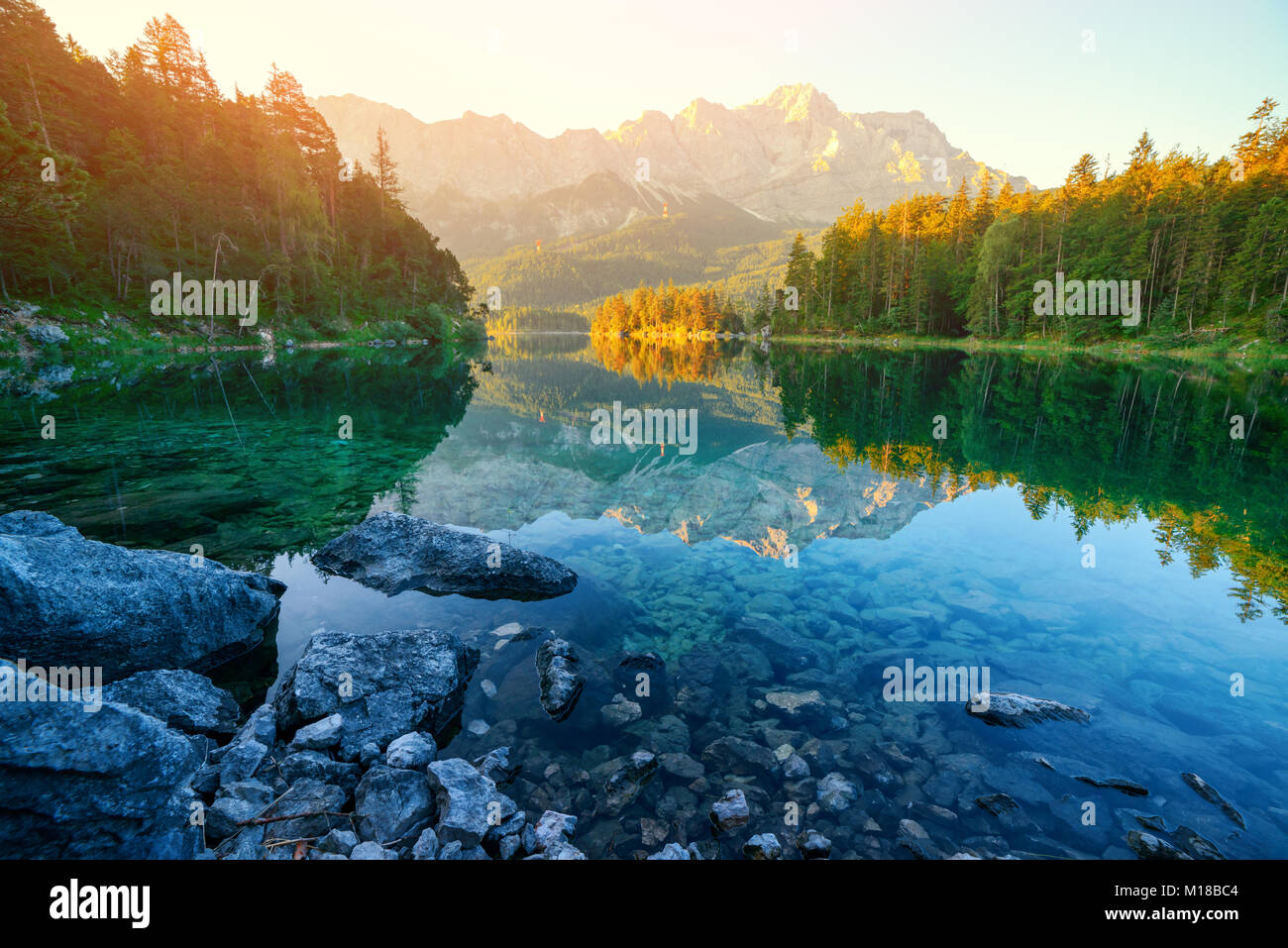 Fantastico tramonto sul lago di montagna Eibsee Foto Stock