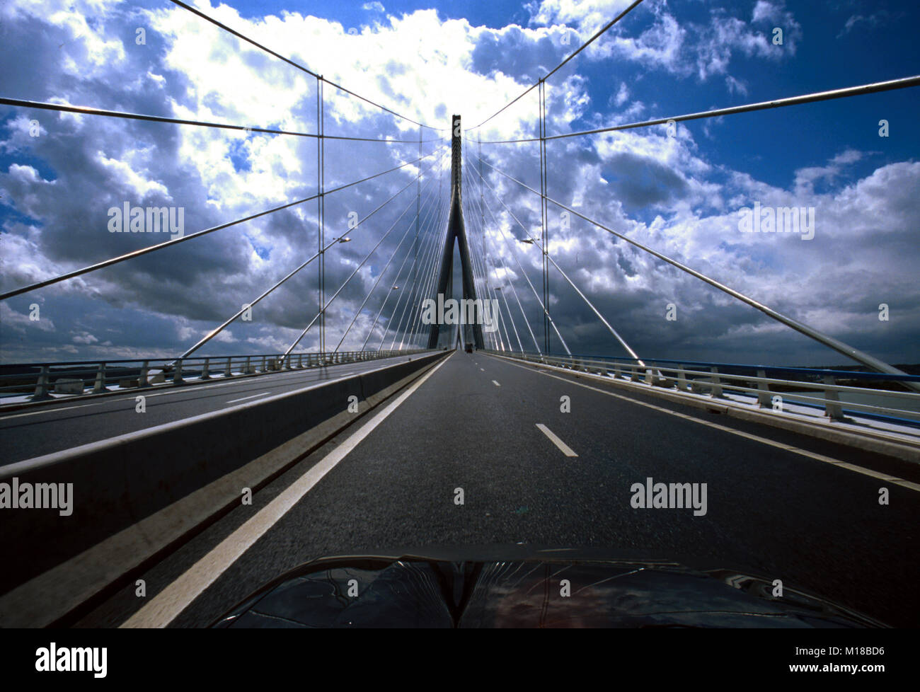 Pont de Normandie, Normandia, Francia. 2010 punto di vista del conducente attraversando il ponte. Il Pont de Normandie è un cavo-alloggiato strada ponte che attraversa il fiume Senna che collega Le Havre a Honfleur in Normandia, Francia settentrionale. La sua lunghezza totale è 2,143.21 metri (7,032 ft) - 856 metri (2,808 ft) tra due piloni. È anche l'ultimo ponte per attraversare la senna prima che si svuoti nell'oceano. Pur essendo un pedaggio autostradale ponte, c'è un sentiero così come un ciclo di stretta corsia in ogni direzione consente a pedoni e ciclisti per attraversare il ponte gratuitamente.[1] Foto Stock