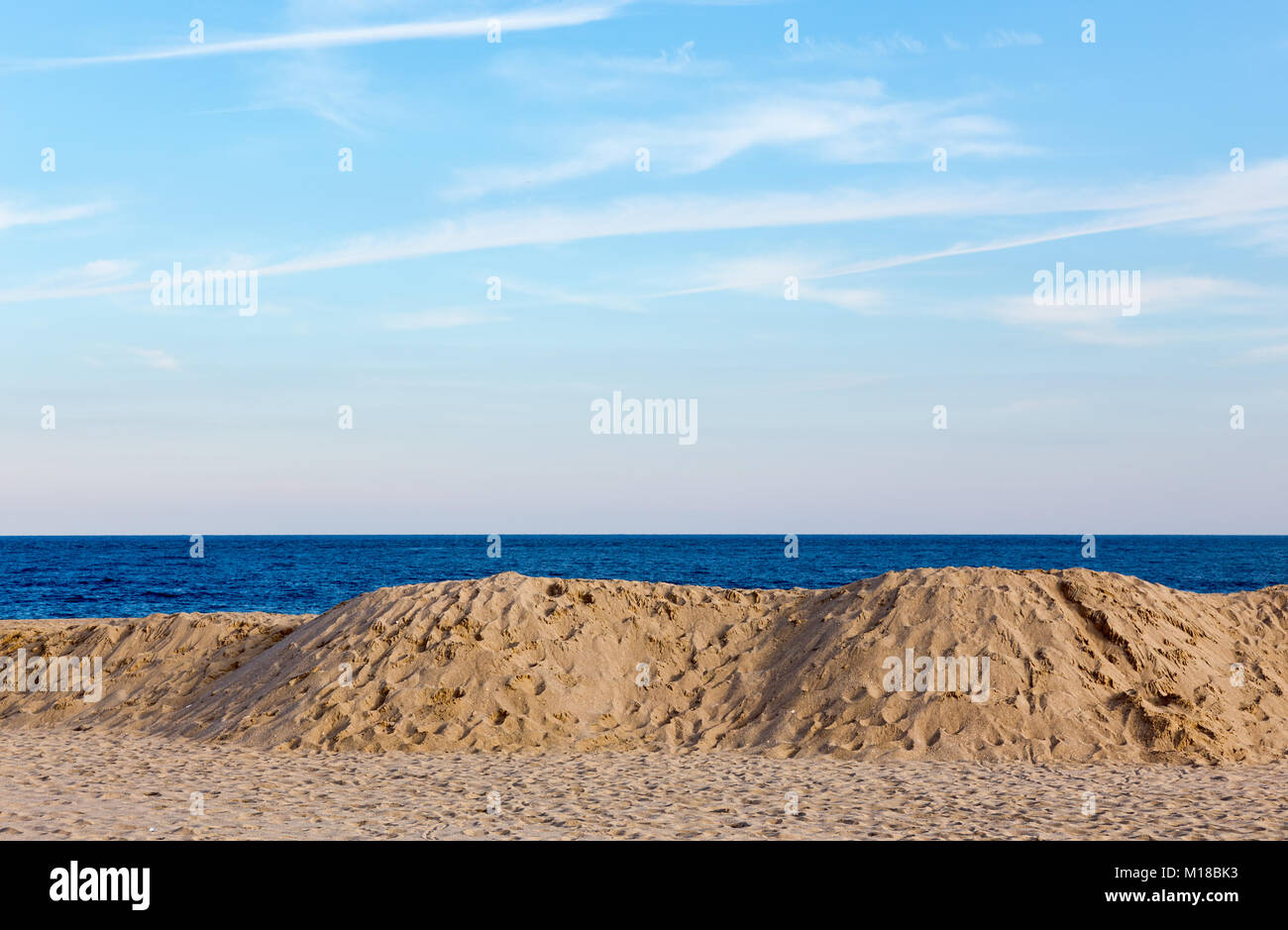 Una spiaggia con grandi dune di sabbia presso il New Jersey Shore.. L'oceano è visibile dietro le dune. Foto Stock